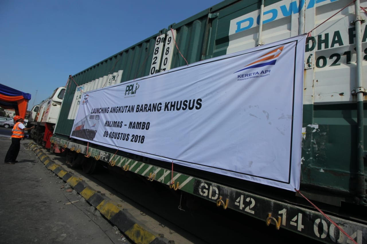 Pemberangkatan perdana kereta api limbah di Stasiun Kalimas, Surabaya.