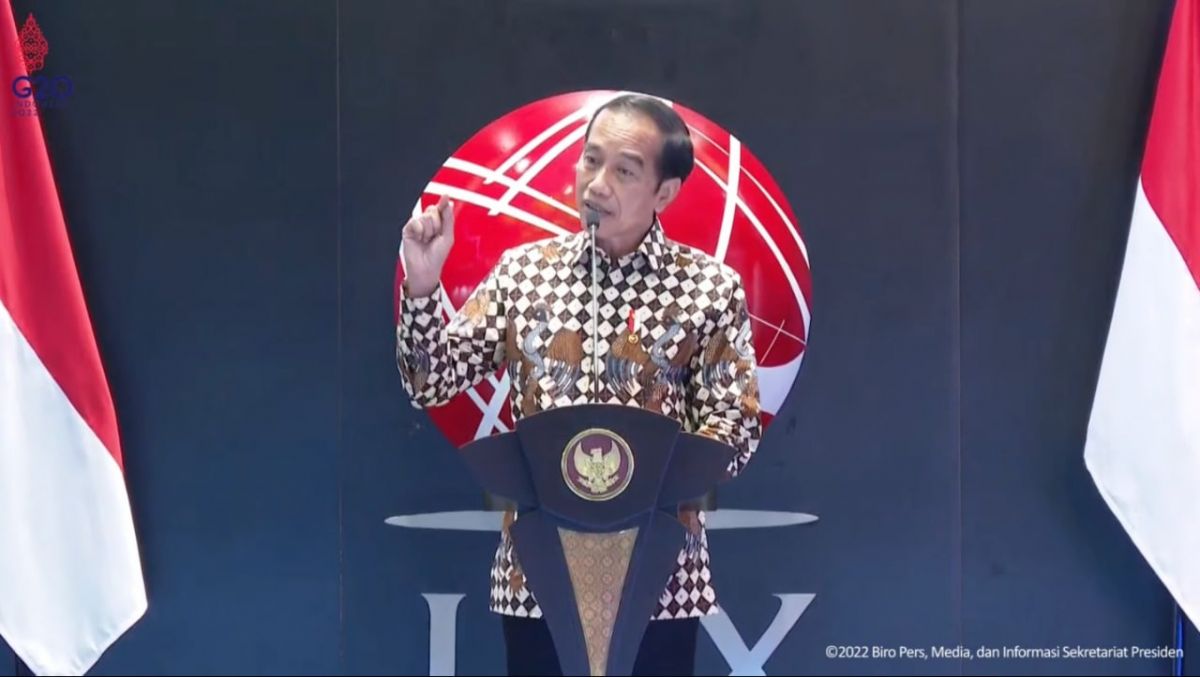 Presiden Jokowi dalam pembukaan perdagangan Bursa Efek Indonesia Tahun 2022, Senin (3/1/2021) di Jakarta. (Foto: Kemenkeu.go.id)
