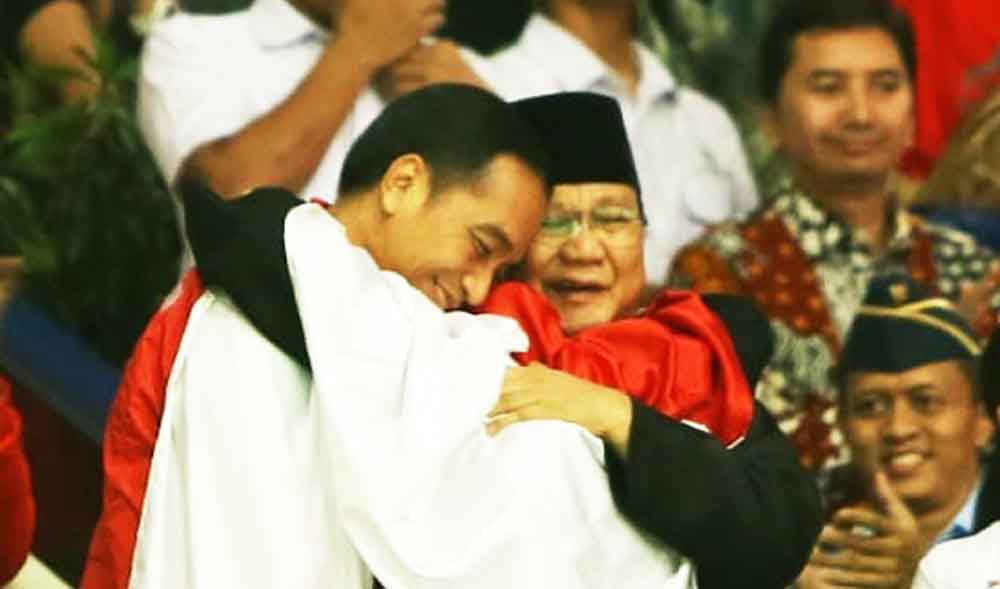 Foto yang menjadi viral Pesilat Hanifan Yudani memeluk Presiden Joko Widodo dan Ketua Pengurus Besar Ikatan Pencak Silat Indonesia Prabowo Subianto/ Istimewa