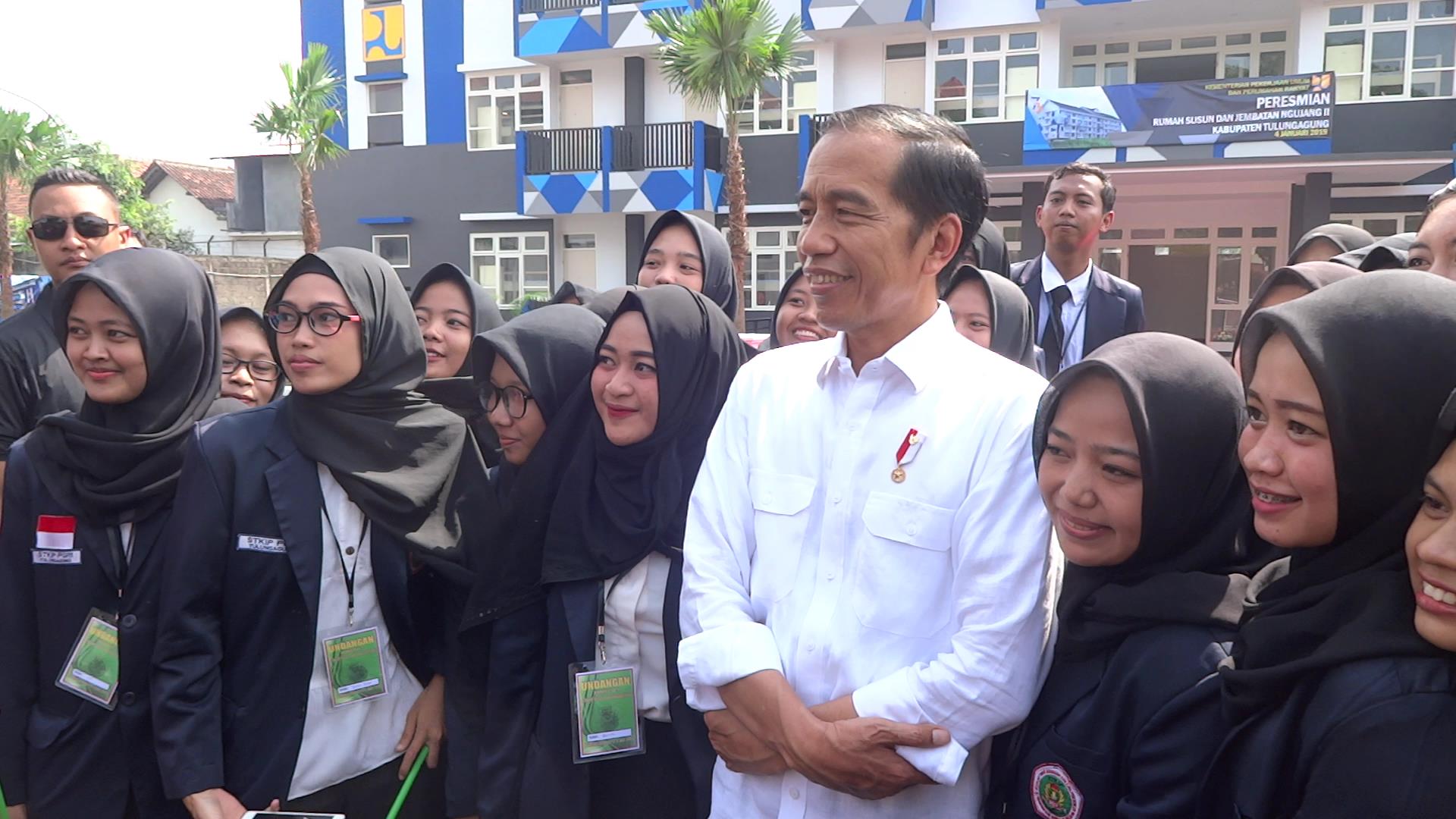 Presiden Jokowi saat berfoto bersama mahasiswa di Tulungagung