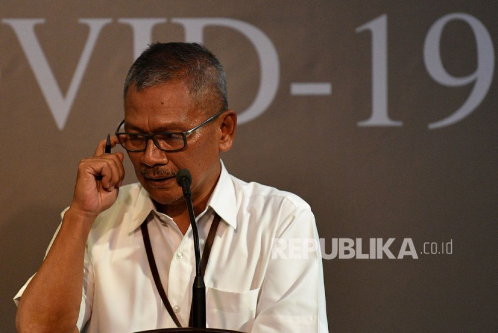 Juru bicara pemerintah untuk penanganan COVID-19 Achmad Yurianto memberikan keterangan pers di Kantor Presiden, Jakarta, Jumat (13/3/2020) (Foto: Antara/Sigid Kurniawan)