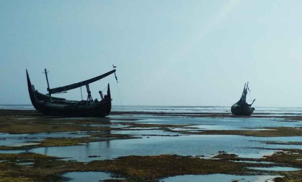 Dua kapal misterius yang terdampar di Pantai Plengkung Banyuwangi