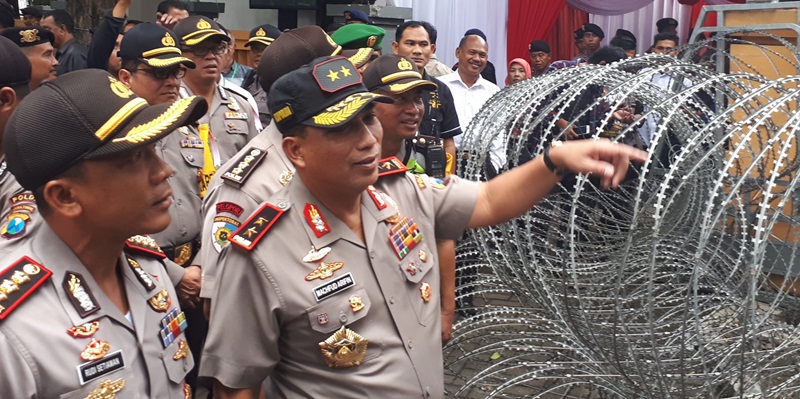 Kapolda Jatim dan Kapolrestabes Surabaya cek barrier di KPU Jatim