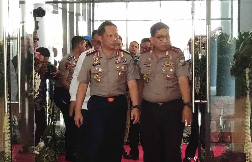 Kapolri Jenderal Tito karnavian bersama Kapolda Jatim Irjen Pol Machfud Arifin meninjau gedung Polda Jatim