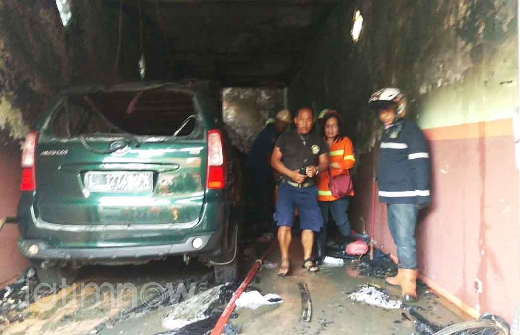 Proses pemadaman rumah kos yang terbakar di Jalan Kebalen Surabaya