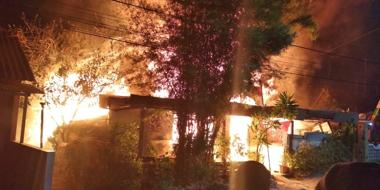 Si jago merah saat melalap sebuah rumah di Magetan/Foto: Mita Kusuma
