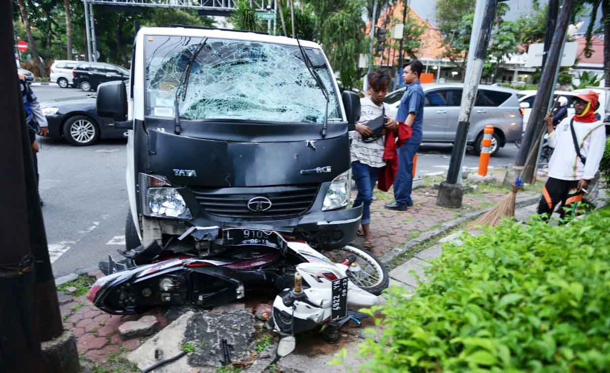  Foto  Kecelakaan  di Surabaya Sepeda Motor Vs Mobil  Tata