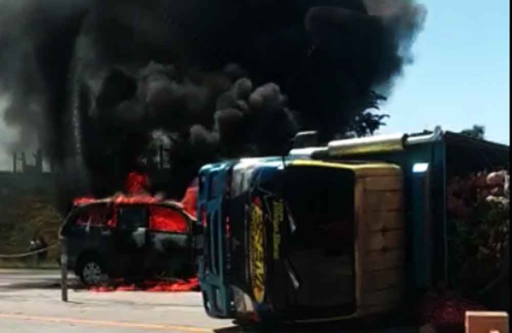 Mobil terbakar di Tol Pandaan
