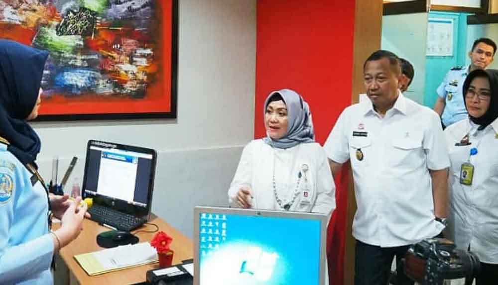  Deputi Bidang Pelayanan Publik KemenPAN-RB Diah Natalisa saat melihat pelayanan publik di Kantor Imigrasi Kelas I Tanjung Perak