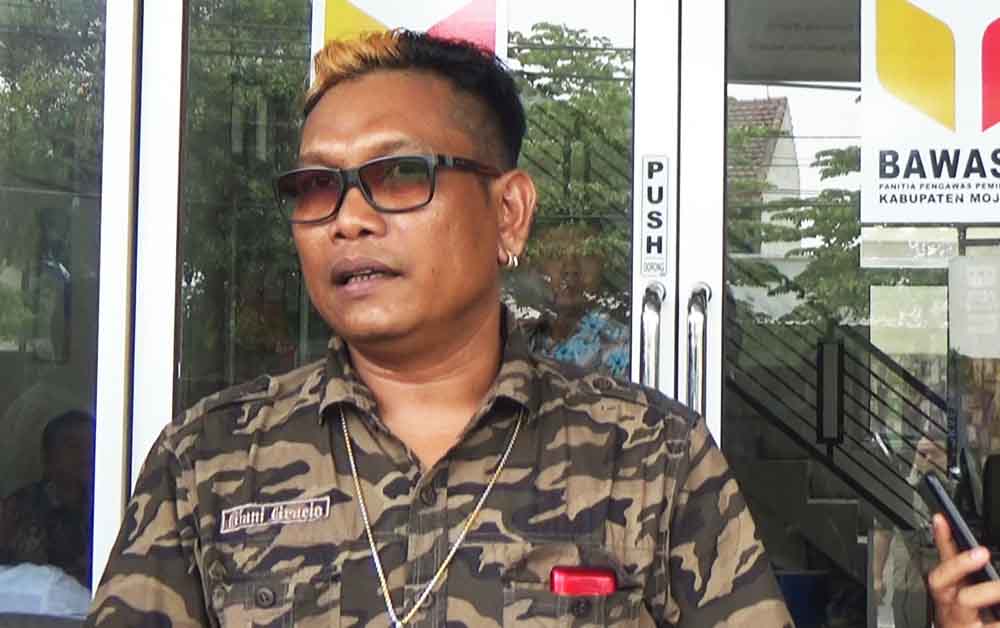 Suhartono, Kepala Desa Sampangagung usai memenuhi panggilan Bawaslu Kabupaten Mojokerto