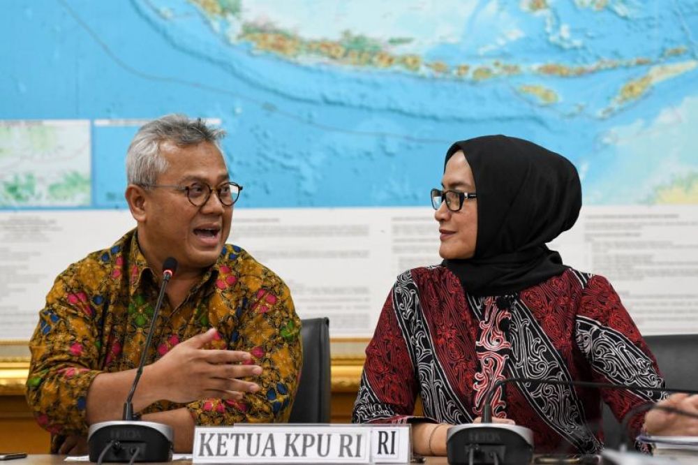 Ketua KPU Arief Budiman (kiri) berbincang dengan Komisioner KPU Evi Novida Ginting Manik (Foto: Antara/M Risyal Hidayat)