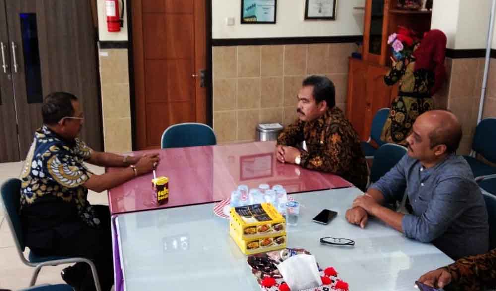 Ketua DPRD Surabaya, Armuji (kiri) bertemu dengan Kepala Sekolah SMKN 1 (kanan)