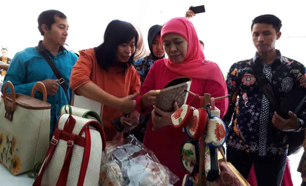 Gubernur terpilih Khofifah Indar Parawansa saat mengunjungi pameran kerajinan di Surabaya