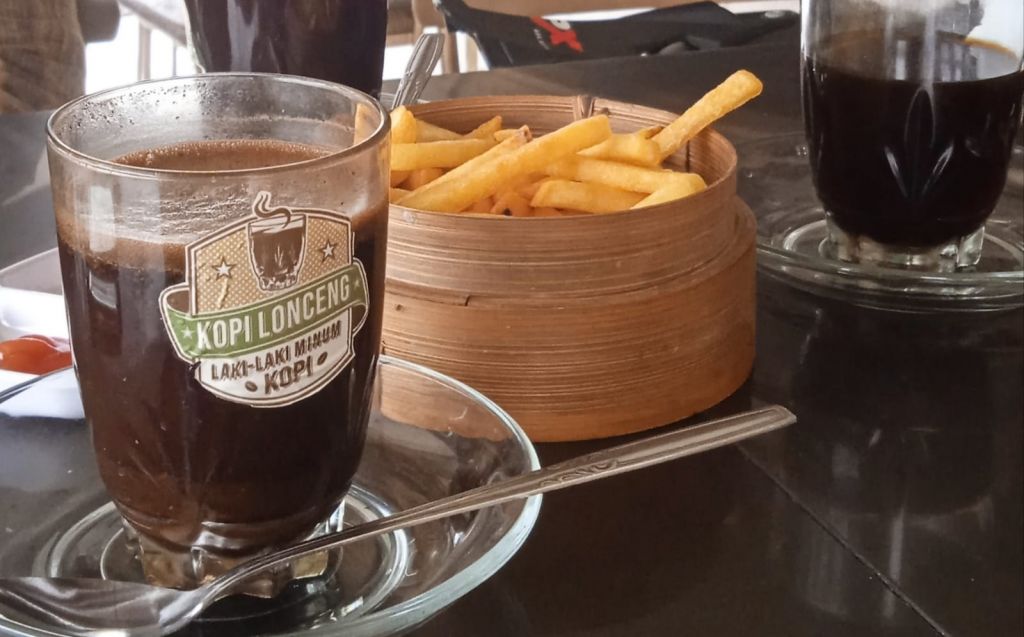 Kopi tubruk khas Kopi Lonceng, Malang. (Foto: Arina Pramudita/jatimnow.com)