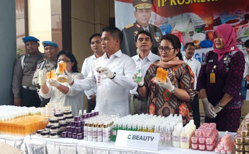 Direskrimsus Polda Jatim Kombes Pol Ahmad Yusep Gunawan membeberkan barang bukti kosmetik ilegal