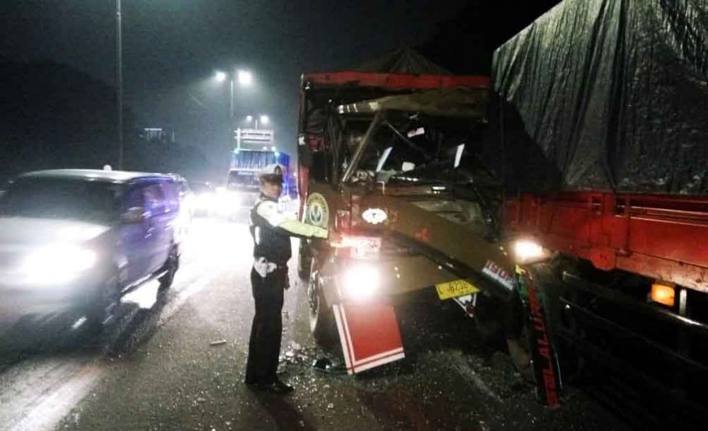 Dua truk yang terlibat kecelakaan di Tol Waru