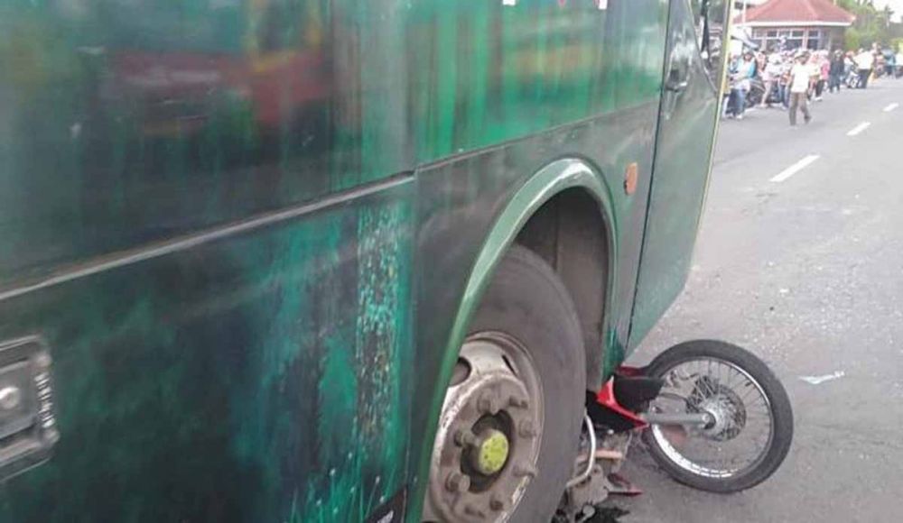 Bus melindas motor yang pengendaranya tewas di lokasi kejadian di Jombang