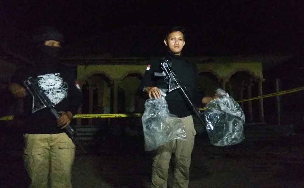 Polisi menunjukan kantong plastik yang disebut sebagai sumber ledakan