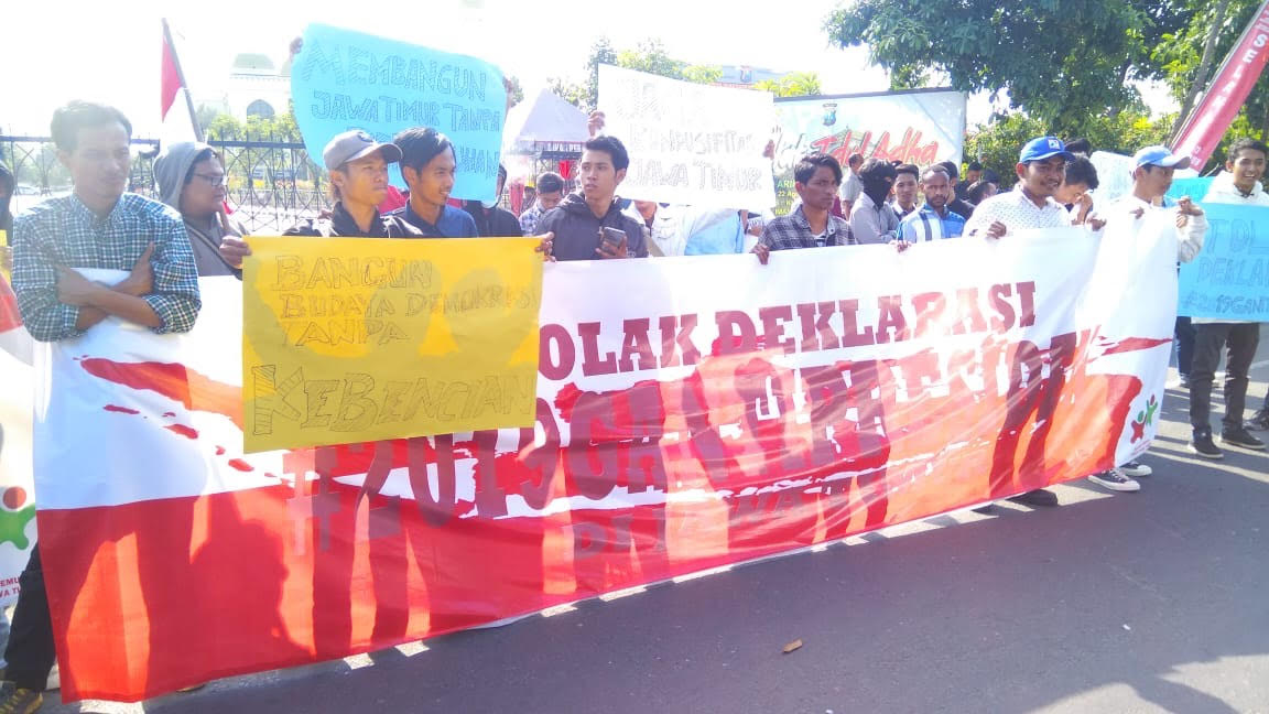 Massa dari Aliansi Pemuda Peduli Jawa Timur menggelar aksi di depan Mapolda Jatim.