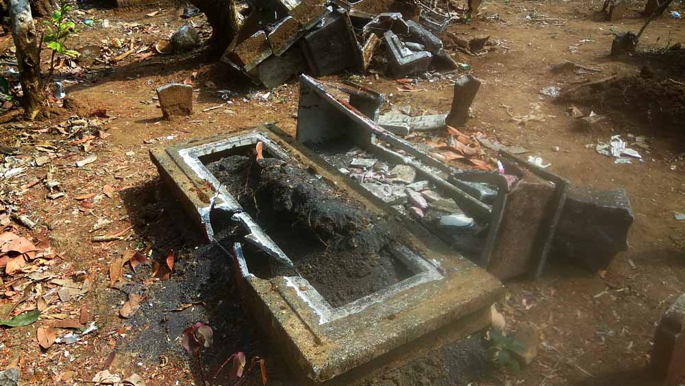 Salah satu makam rusak di Malang