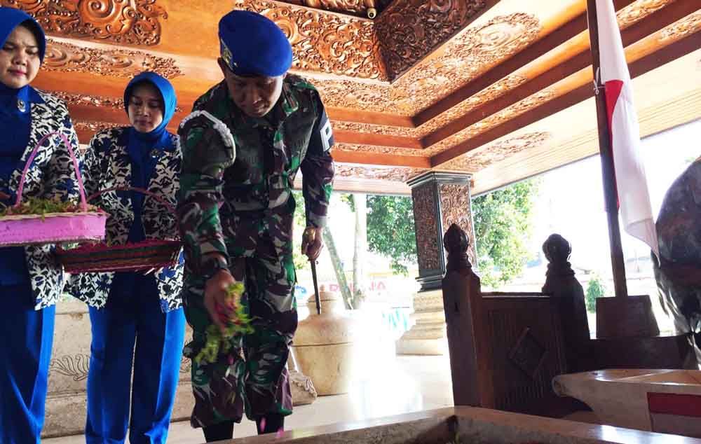 Danpuspomal, Laksamana Pertama Nazali Lempo saat tabur bunga di makam Bung Karno di Blitar