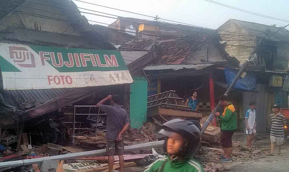 Sopir Diduga Mabuk Mobil Mercedes Tabrak Rumah 