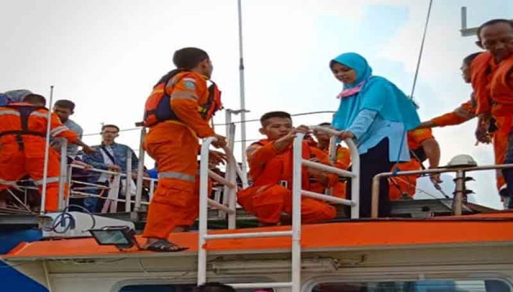 Proses evakuasi penumpang KMP Mutiara Persada II/ foto antara