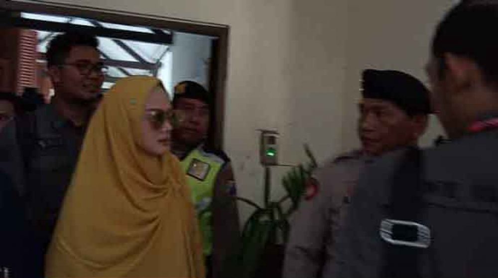 Mulan Jameela saat mendampingi sidang Ahmad Dhani di Pengadilan Negeri Surabaya beberapa waktu lalu