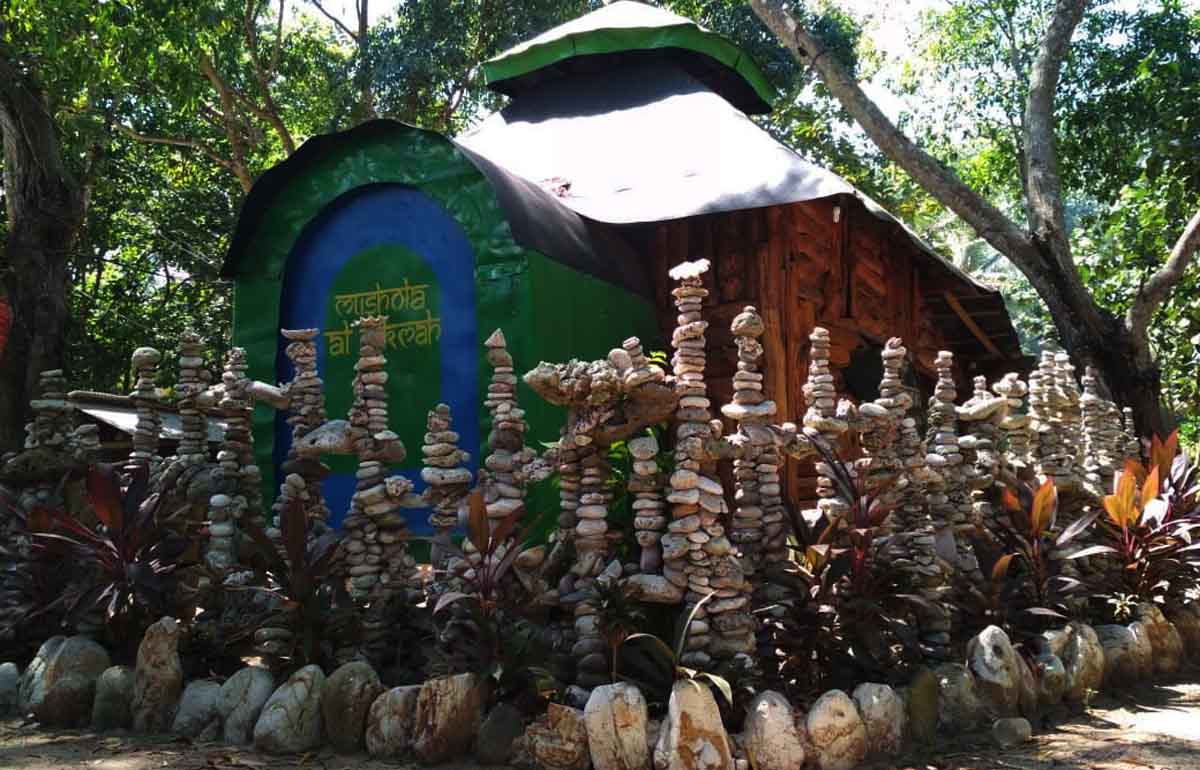 Unik, Musholla di Banyuwangi ini Berpagar Batu Karang