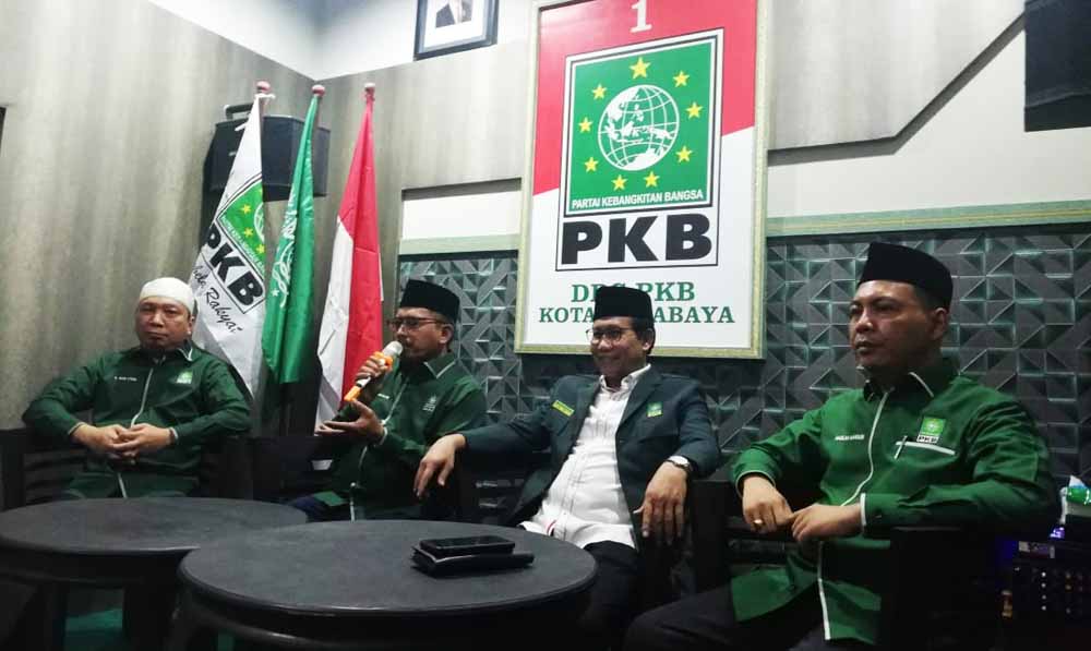 Ketua DPC PKB Surabaya Musyafak Rouf (dua dari kiri) saat acara pembagian hewan kurban