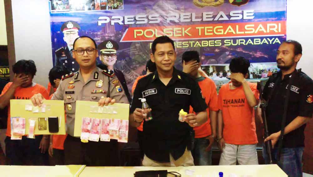 Delapan tersangka saat berada di mapolsek Tegalsari Surabaya