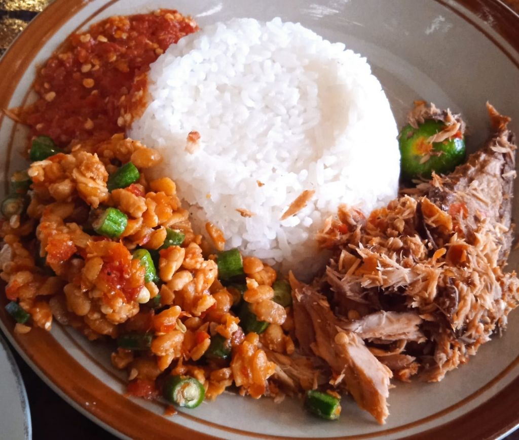 Nasi cakalang Cak Uut. (Foto: Arina Pramudita/jatimnow.com)