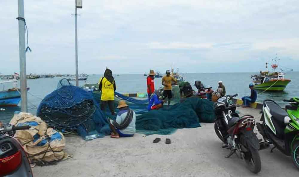 Nelayan tengah beraktifitas di Pelabuhan Pantai Perikanan Mayangan Kota Probolinggo