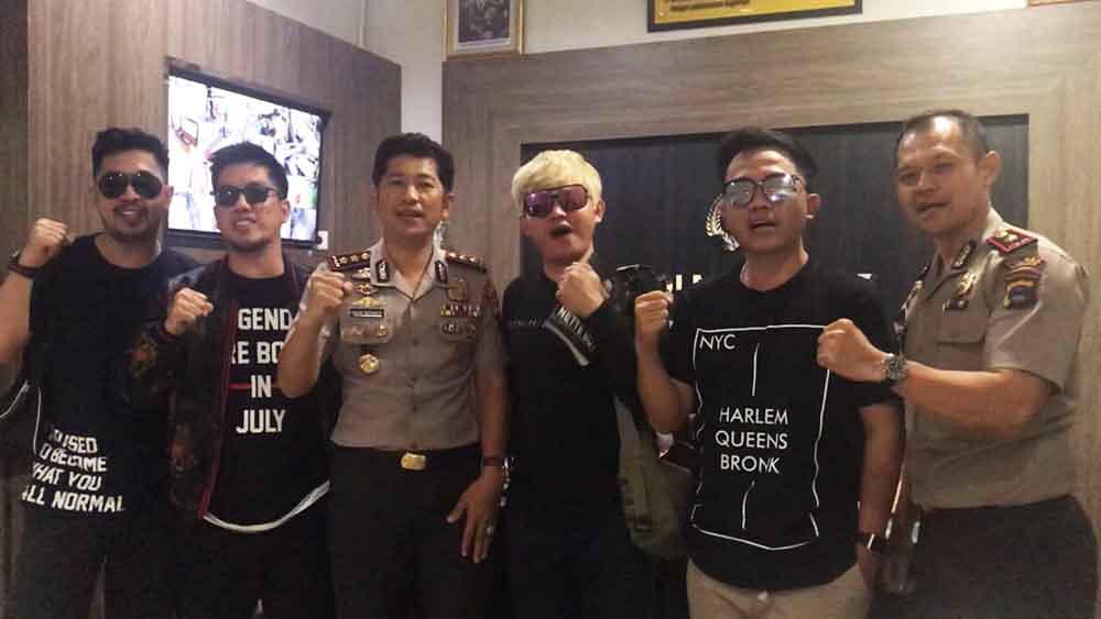  AKBP Takdir Mattanete bersama Grup Band Pintu Depan di Mapolres Banjar. 