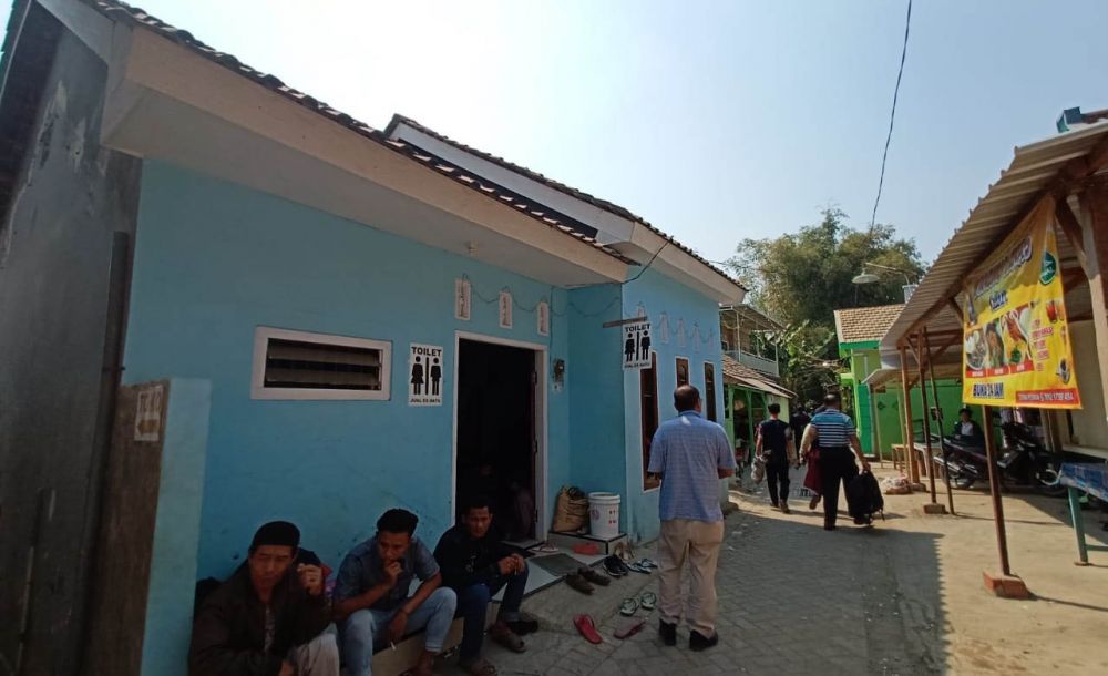 Warga menyediakan ponten umum di lokasi terapi Ningsih Tinampi 