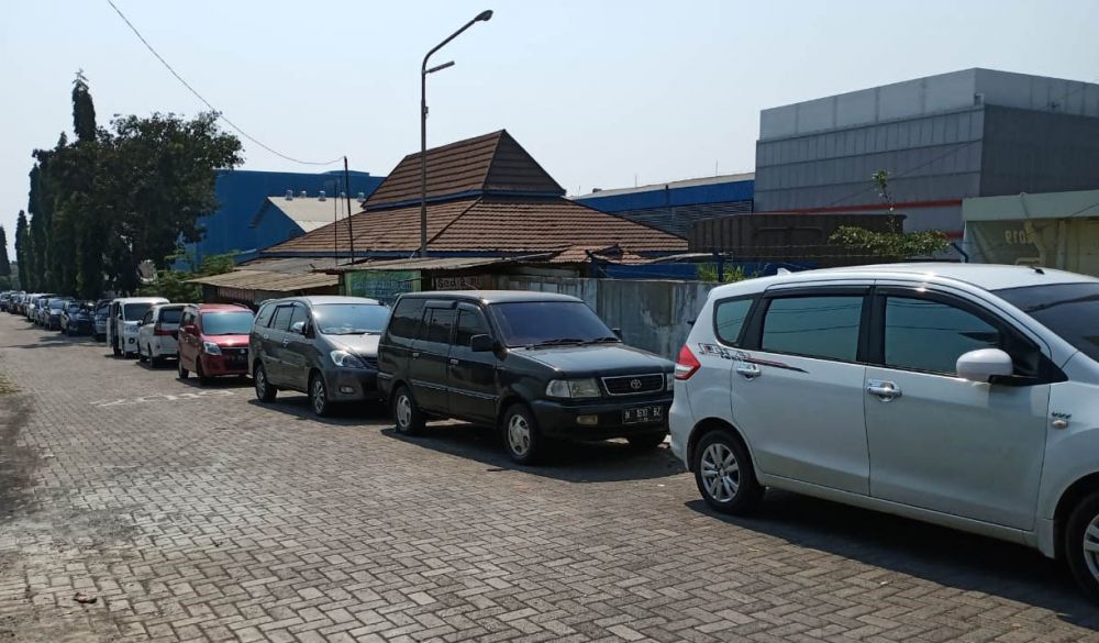 Kendaraan warga terparkir di lokasi terapi Ningsih Tinampi 