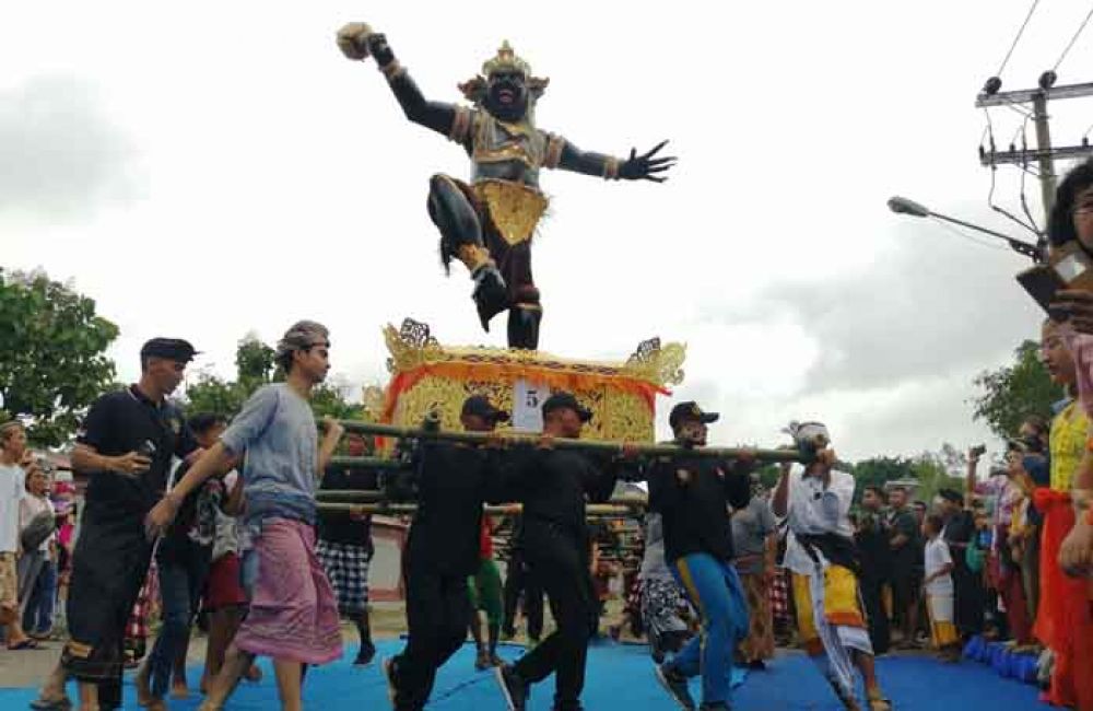 Bajak Laut Pirates Of Caribbean Ramaikan Pawai Ogoh Ogoh Di Surabaya