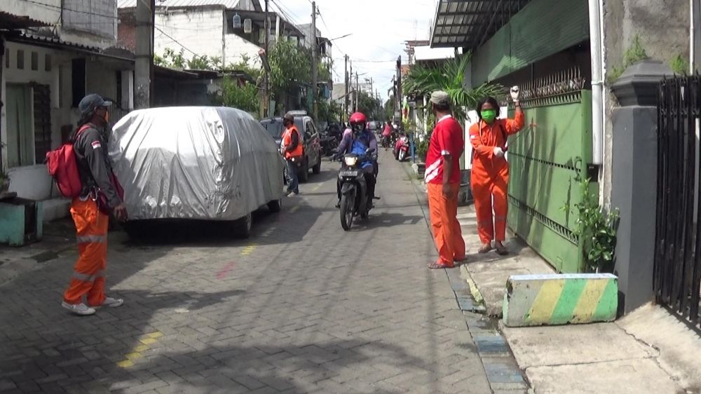 Penyemprotan disinfektan di kapung kawasan Nginden Surabaya