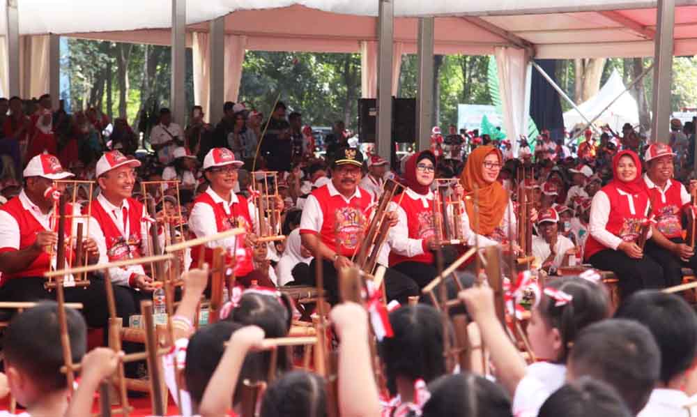Gubernur Jatim bermain angklung bersama anak-anak di acara peringatan Hari Anak nasional (HAN) di Kebun Raya Purwodadi Pasuruan