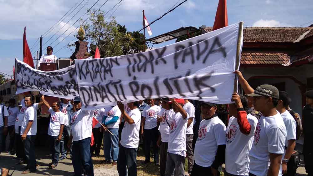 kader PDIP saat berunjuk rasa di depan kantor DPC Kabupaten Kediri. 
