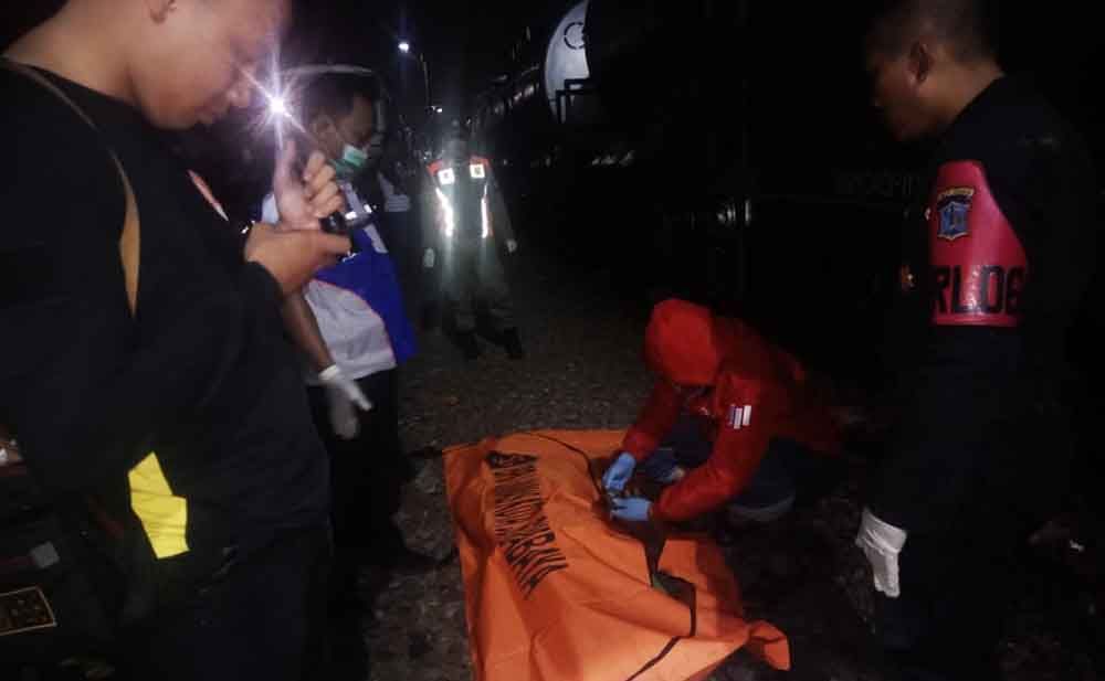 Evakuasi mayat di stasiun Benteng Surabaya