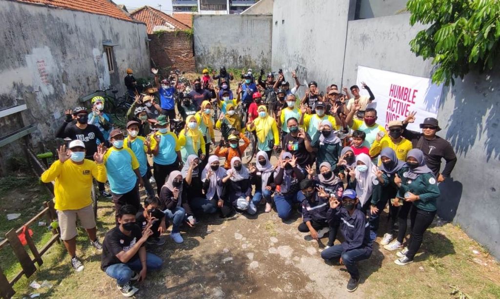Puluhan pesepeda yang tergabung dalam Subcyclist berkunjung ke Kampung Jeruk dan Kampung Ahong, Surabaya. (Foto: Istimewa)