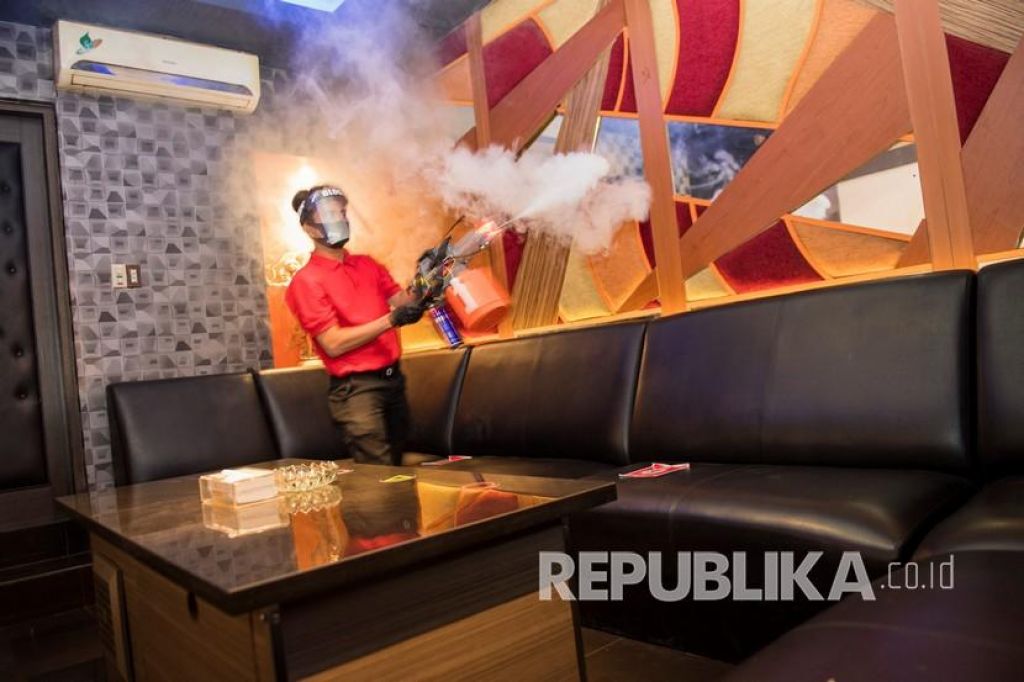 Ilustrasi penyemprotan disinfektan di rumah karaoke (Foto: Antara/M Agung Rajasa via Republika)