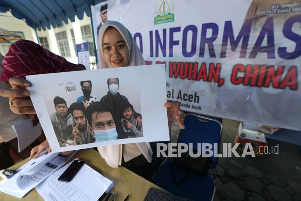 Petugas posko informasi warga Aceh di Wuhan, China memperlihatkan foto mahasiswa dan warga Aceh yang masih berada negara China (Foto: Antara/Irwansyah Putra)