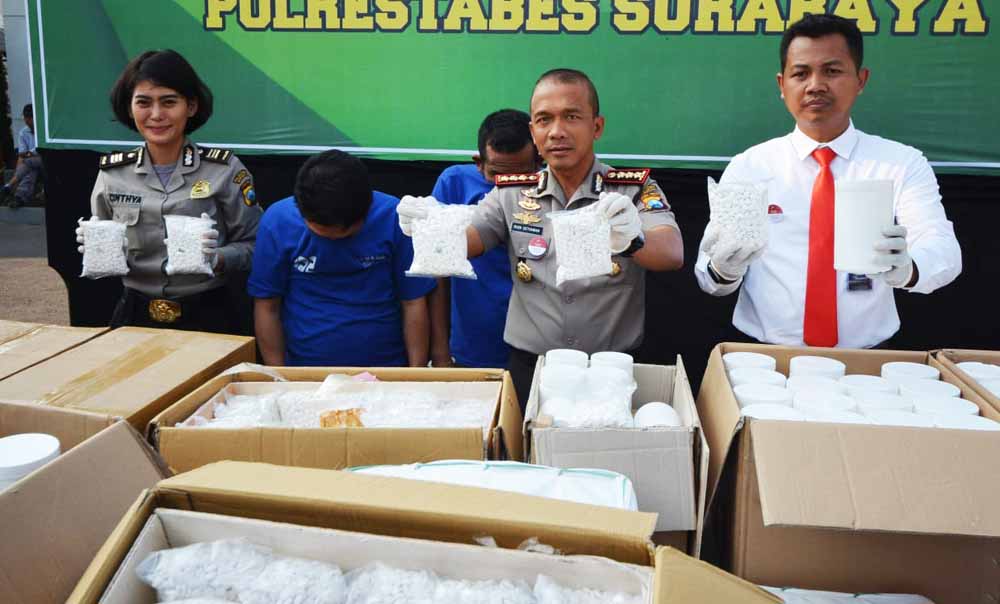 Kapolrestabes Surabaya Kombes Pol Rudi Setiawan bersama barang bukti 7.870.000 butir pil karnopen dan koplo