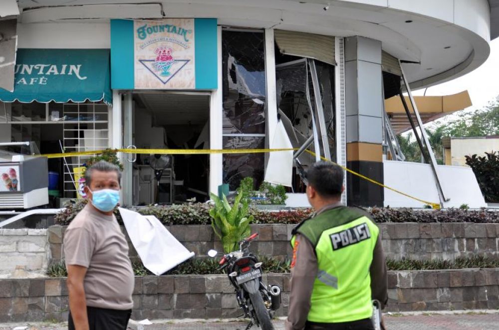 Polisi berjaga di lokasi ledakan salah satu restoran di Plaza Ramayana Medan, Sumatera Utara, Rabu (25/3/2020) (Foto: ANTARA FOTO/Septianda Perdana)