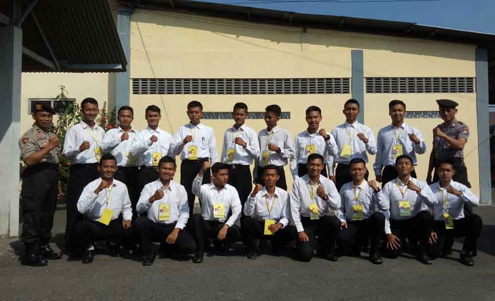 Rifani Ilham Angkasa berfoto bersama rekan calon polisi lainnya