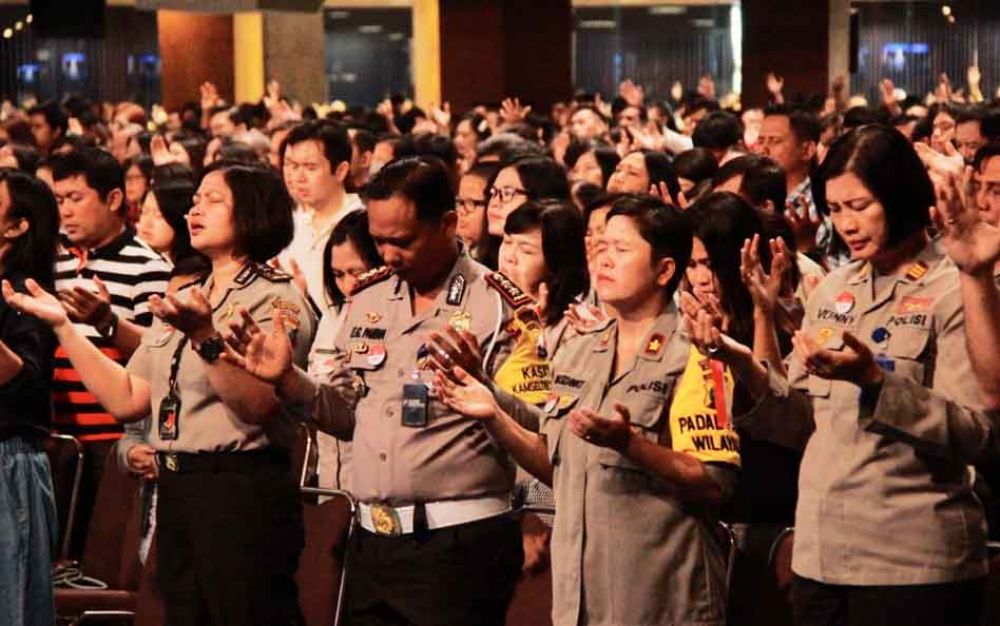 Doa bersama polisi dan jemaat gereja di Surabaya