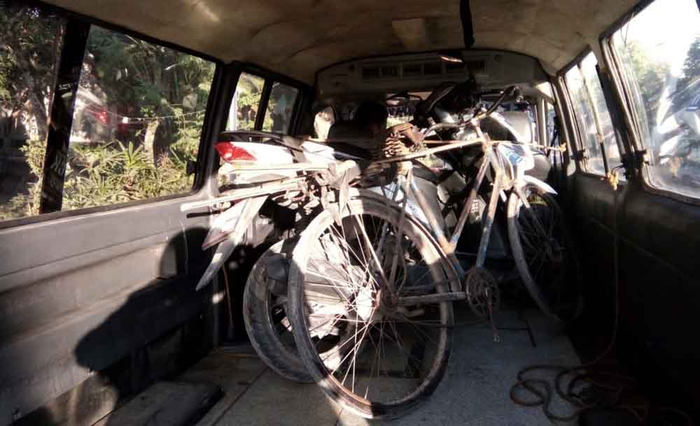 Barang bukti sepeda serta motor kecelakaan di Ngawi