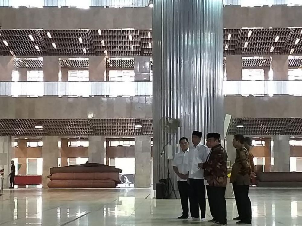 Presiden Jokowi meninjau pembersihan Masjid Istiqlal, Jumat (13/3). (Republika/Sapto Andiko Condro)